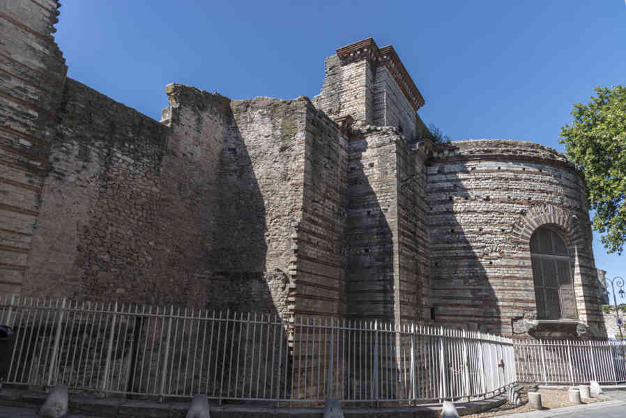Francia - Arles 069 - Termas de Constantin.jpg